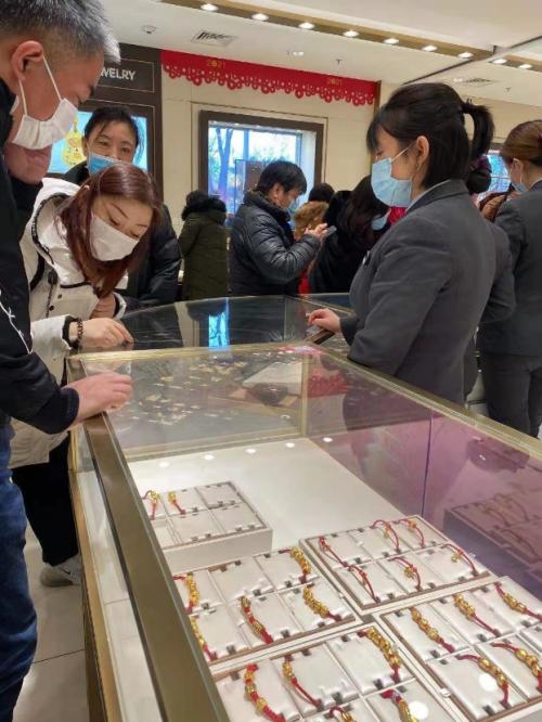 金店人氣火爆，黃金股大漲！春節臨近，生肖飾品、金條受青睞
