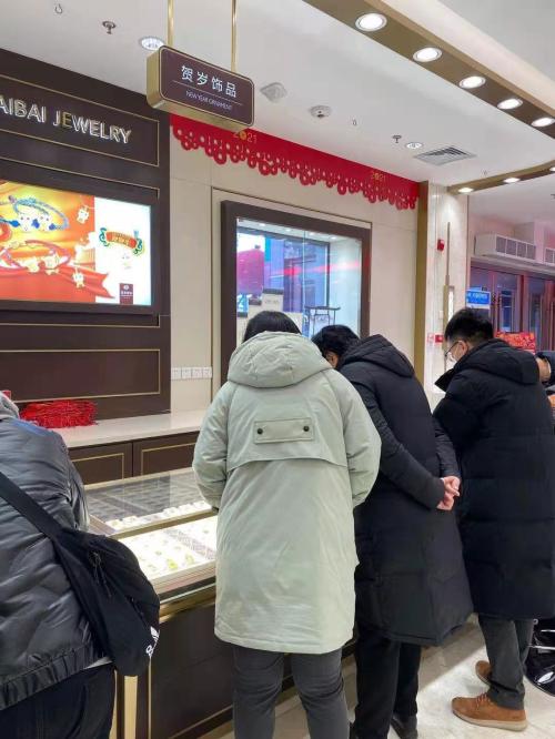 金店人氣火爆，黃金股大漲！春節臨近，生肖飾品、金條受青睞