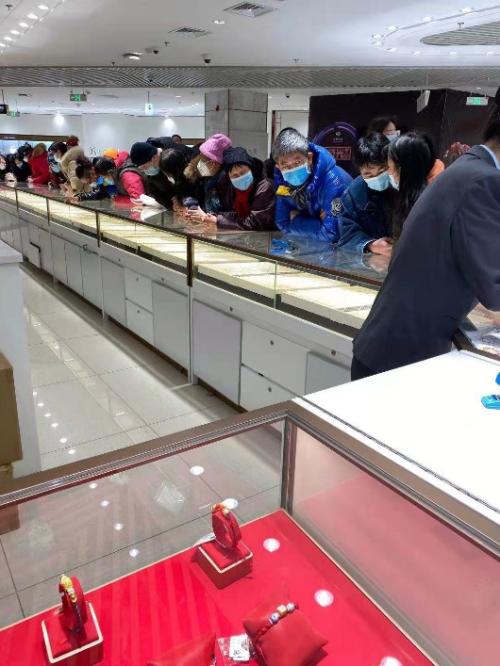 金店人氣火爆，黃金股大漲！春節臨近，生肖飾品、金條受青睞